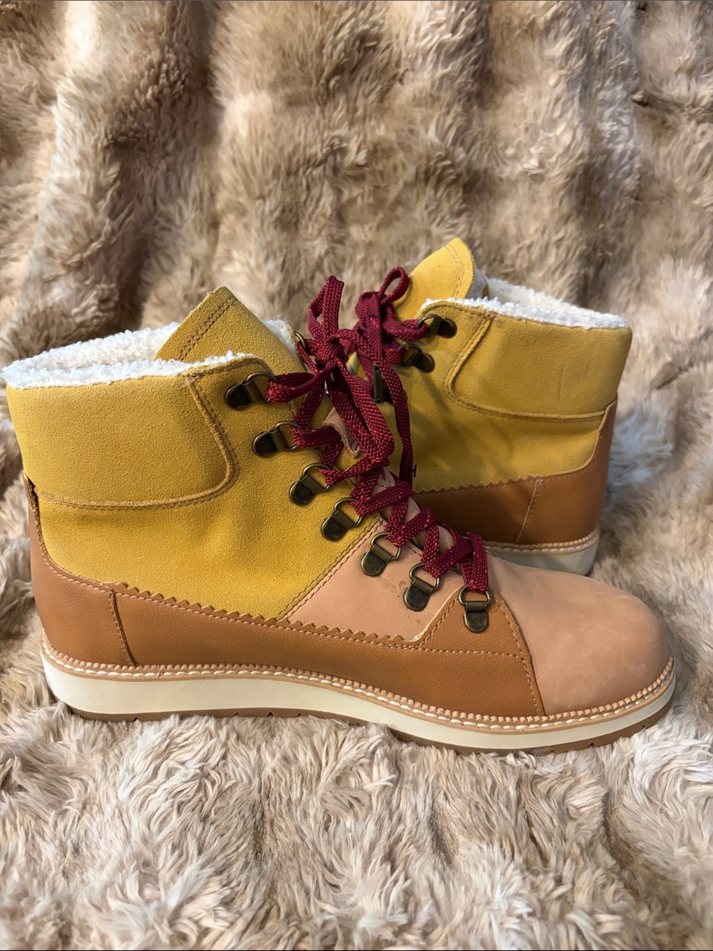 TOMS SEARCHER WOMEN 9.5 TAN BROWN SHERPA LINED LACE UP HIKER BOOTS